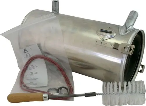 Aluminium-Wärmetauscher von Wolf mit zugehörigem Zubehör, darunter eine Reinigungsbürste und Ringe in einer transparenten Verpackung.